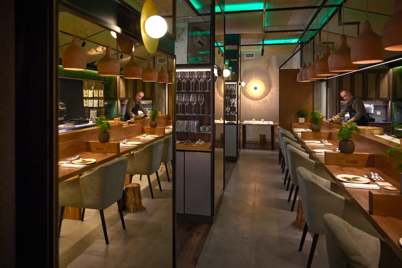 The central aisle of the dining room at El Invernadero, on Calle Ponzano in Chamberí, Madrid