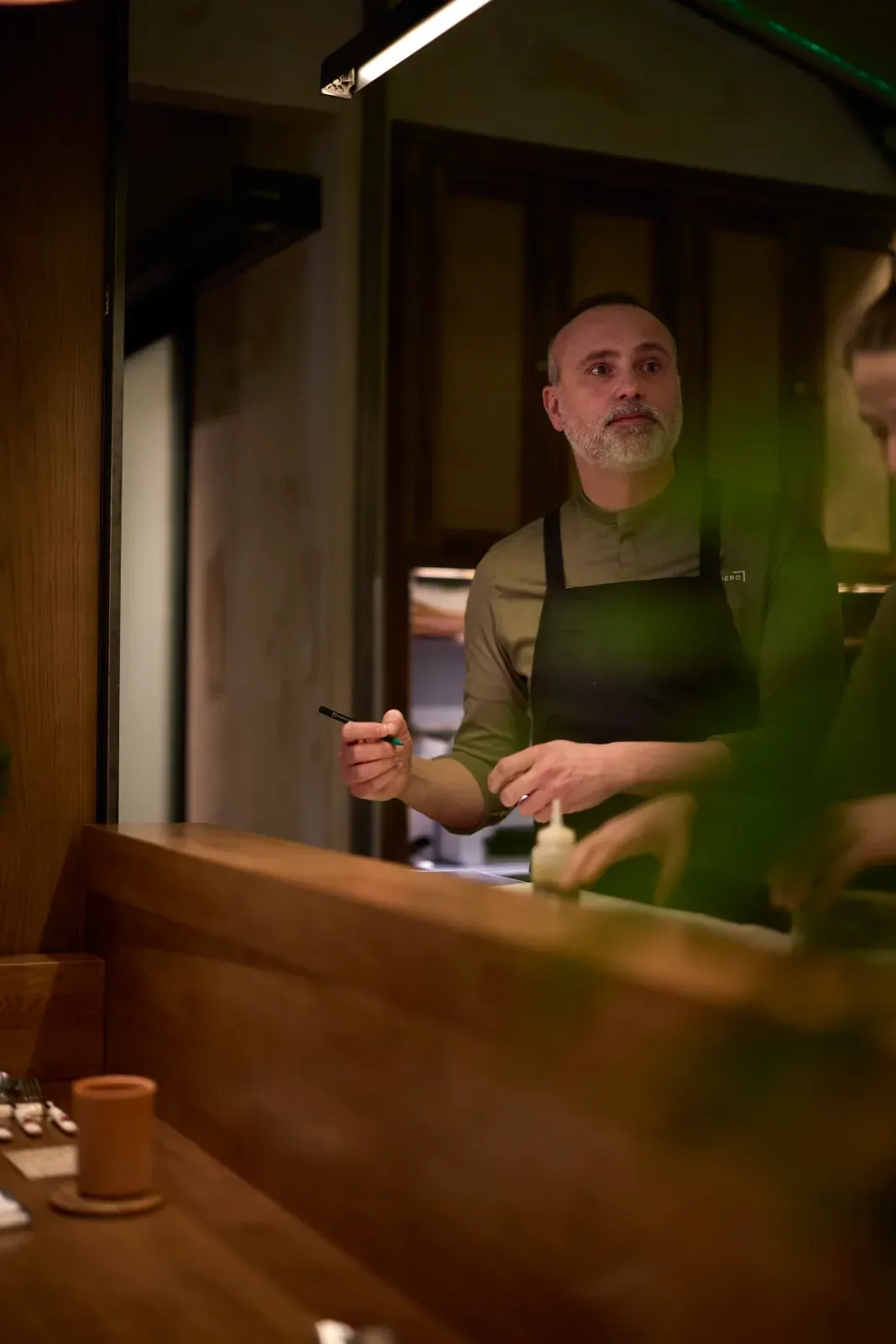 Rodrigo de la Calle working at the counter of El Invernadero during service