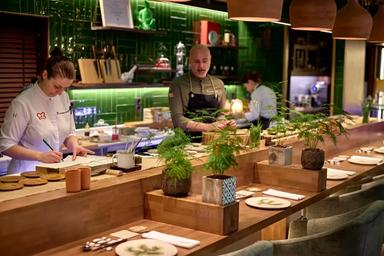 Rodrigo de la Calle with his team at the counter of El Invernadero, getting ready for service